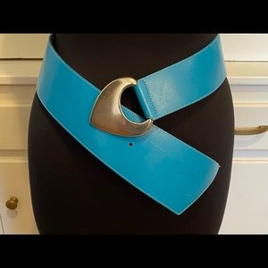 Vintage 80’s Women’s Wide Turquoise Leather Belt Asymmetrical
Size Small